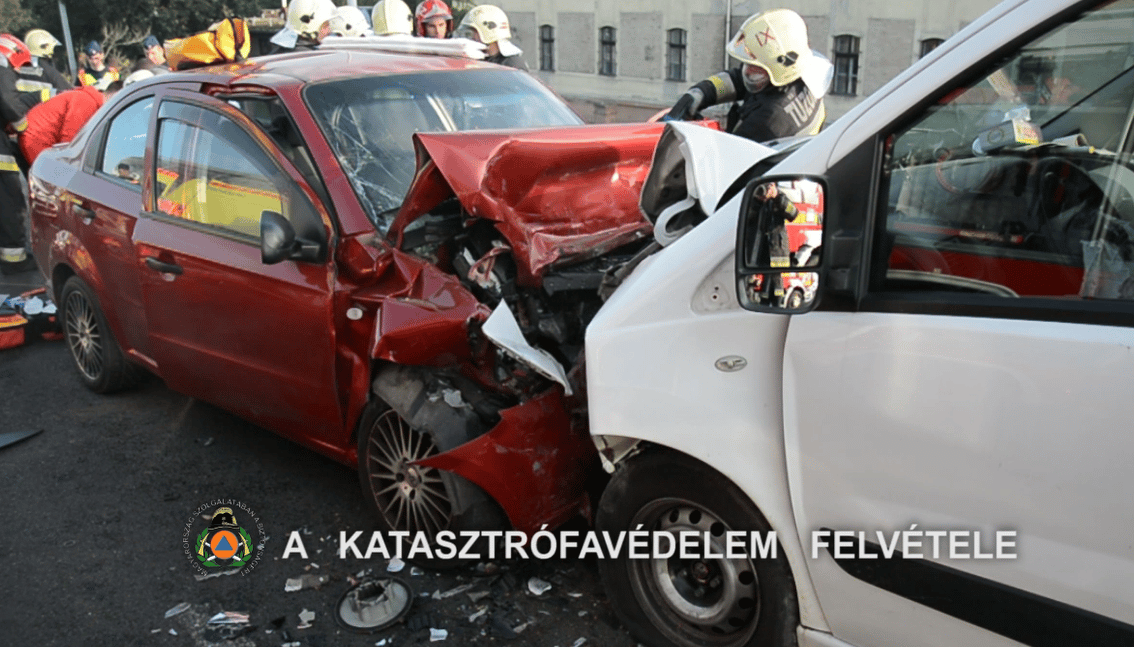 Videó: Csúnyán egymásba épült a két kocsi az Üllői úti balesetben