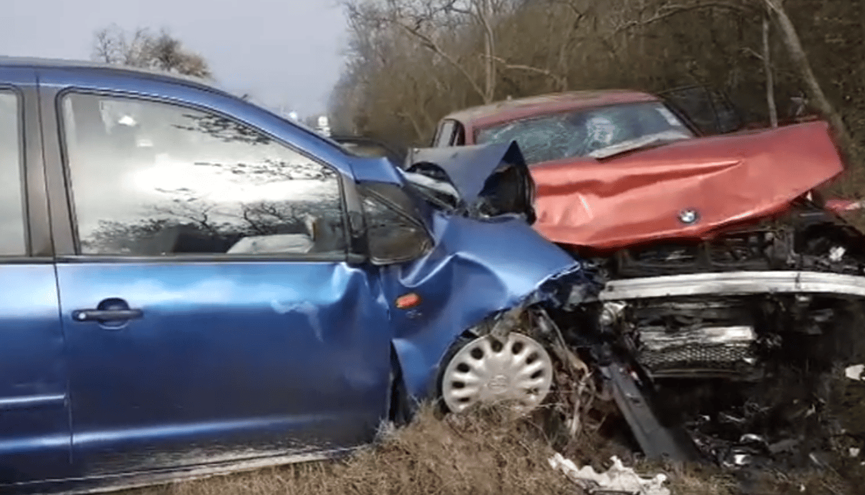 Videón egy súlyos baleset előtti pillanatok a 84-es útról