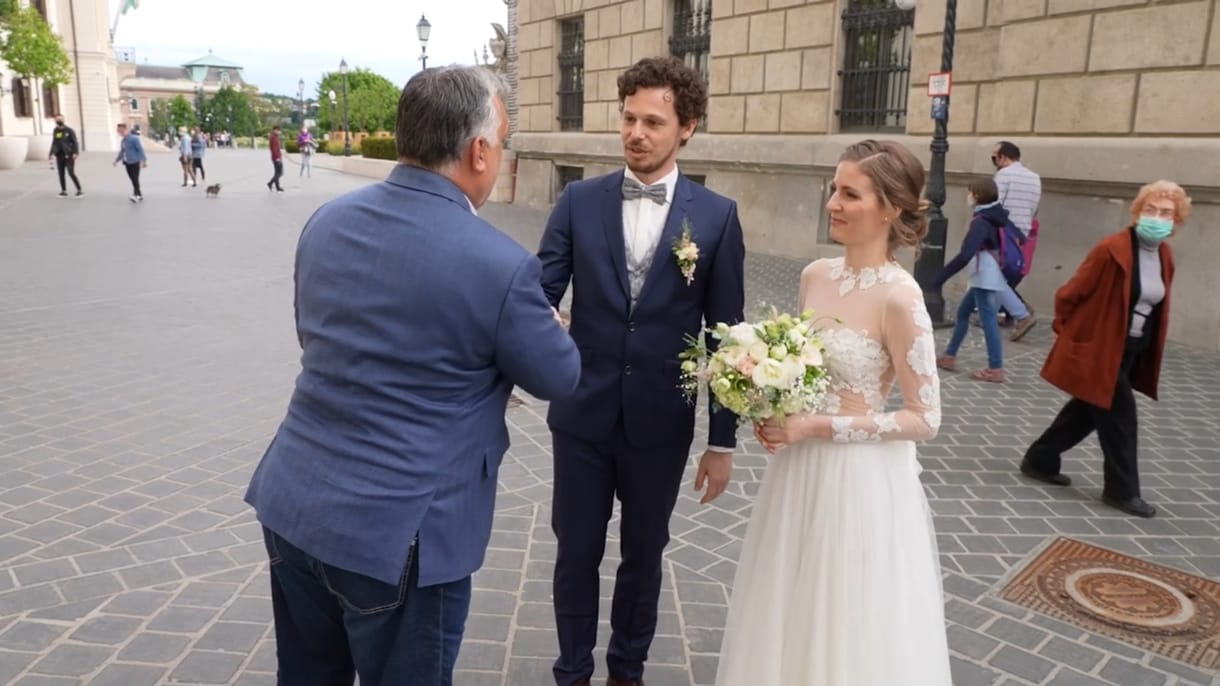 Maga az Orbánnal fotózkodó vőlegény cáfolt: nem ő van az MNB reklámjában