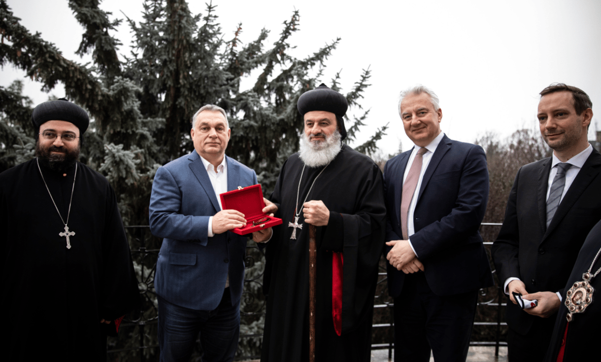 Átadta Orbán a közel-keleti keresztényeknek a Kádár-villa kulcsát