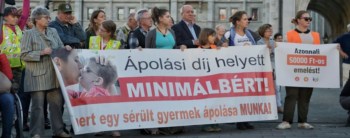 Az ápolási díj azonnali emeléséért tüntettek a Kossuth téren – fotók