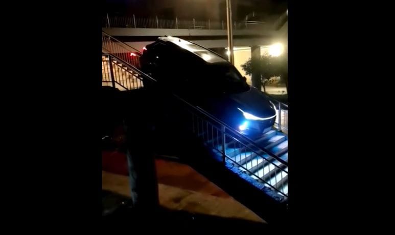 Legurult a lépcsőn a gyaloghídra keveredett autó – videó