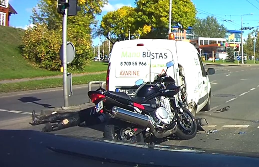 Áthajtani a piroson? Még annál is veszélyesebb dolgot mutatunk – videó