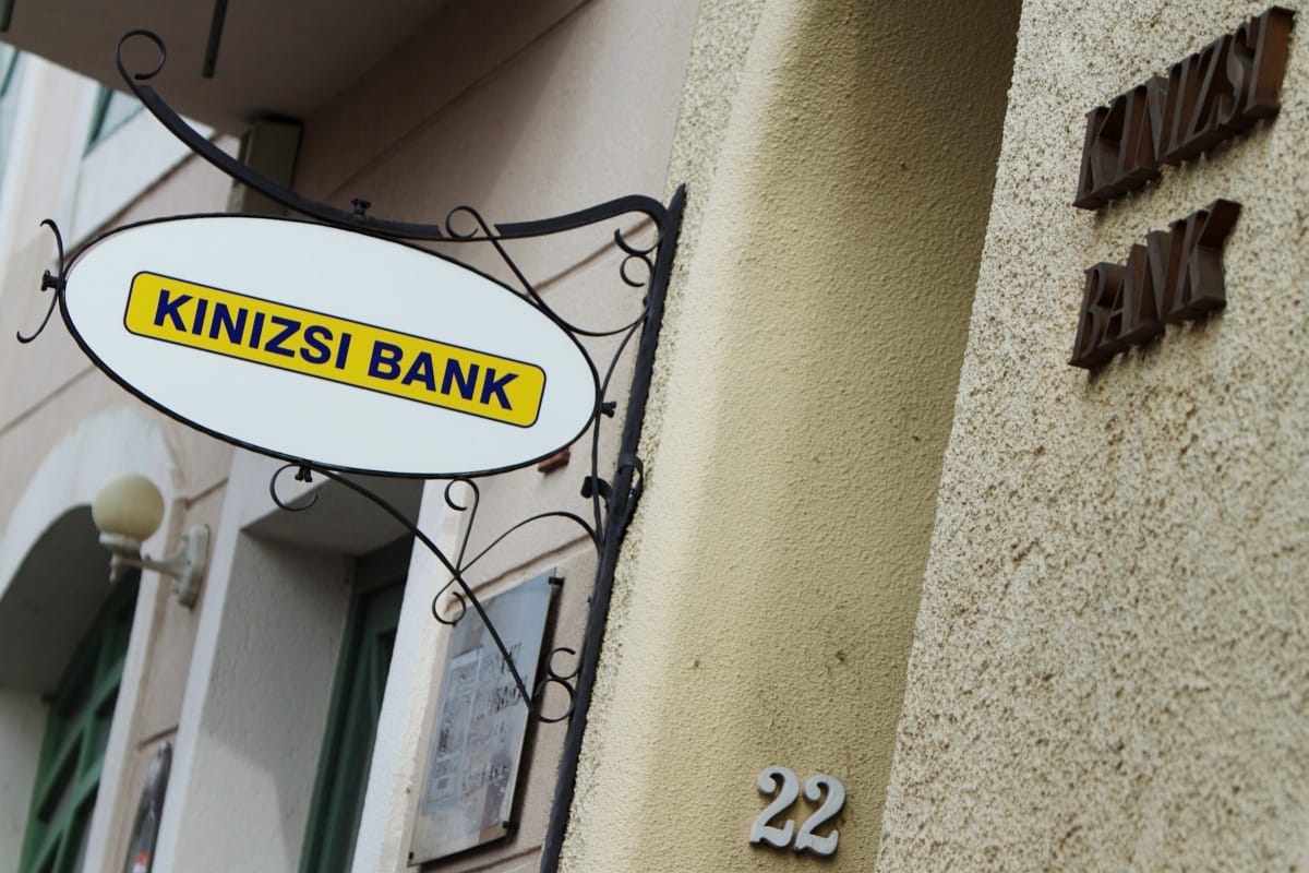 Erkölcsileg vállalhatatlan helyzetben kényszerdöntést hozott a bankvezér
