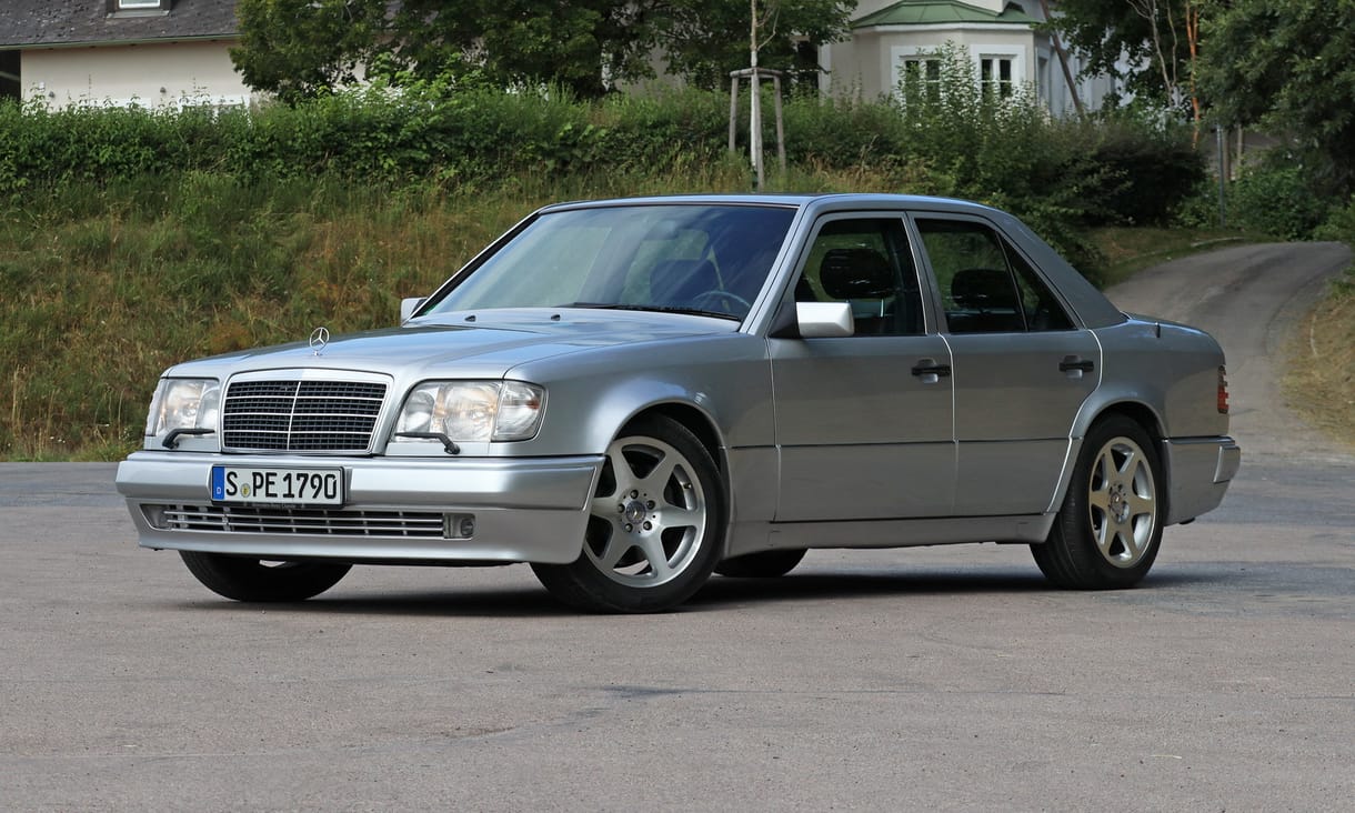 Öltöny és bokszkesztyű: meghajtottuk az első négyajtós Porschét, a legendás Mercedes E 500-at