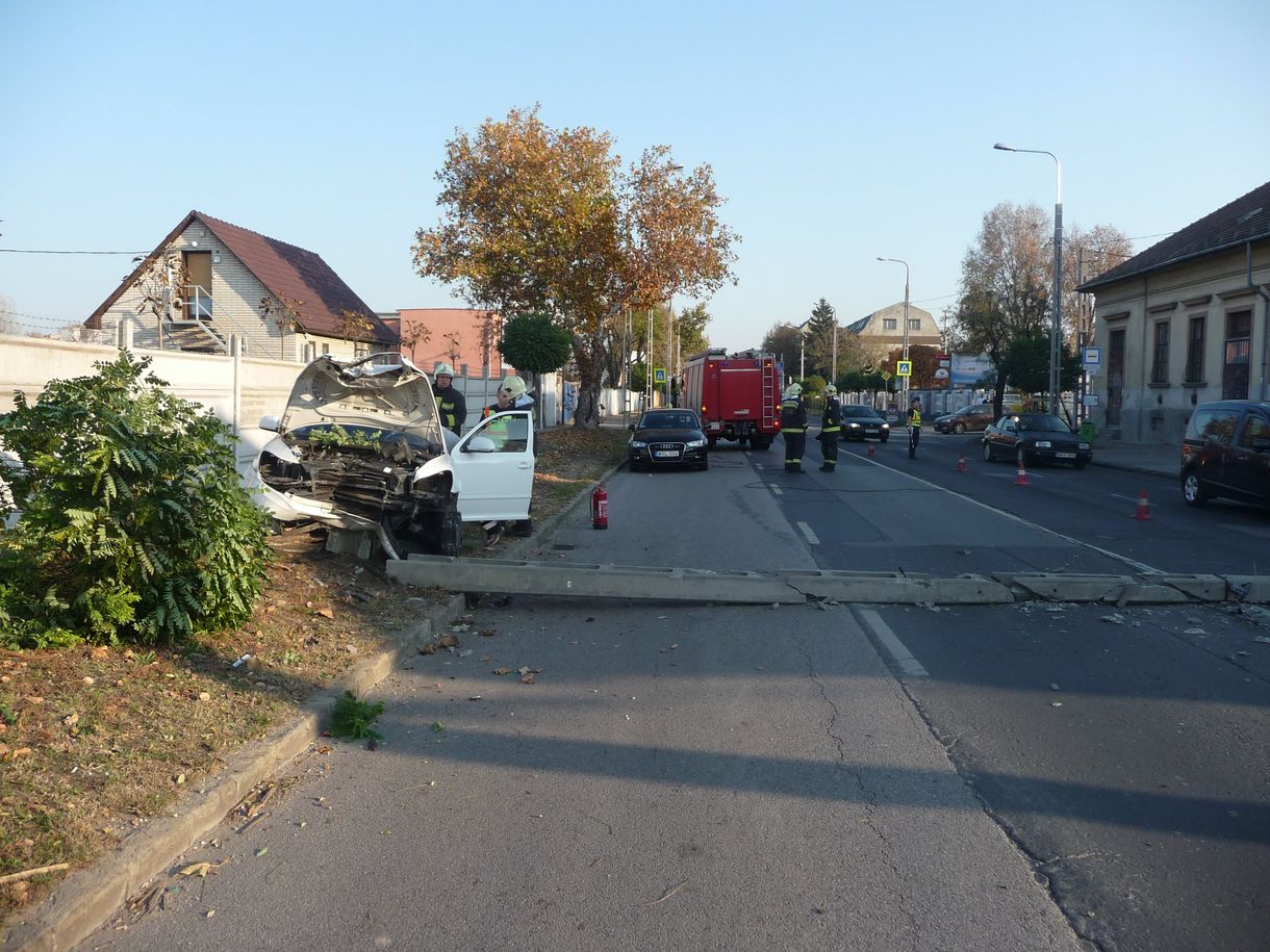 Kidöntött egy oszlopot egy autó a Gyömrői úton – fotók