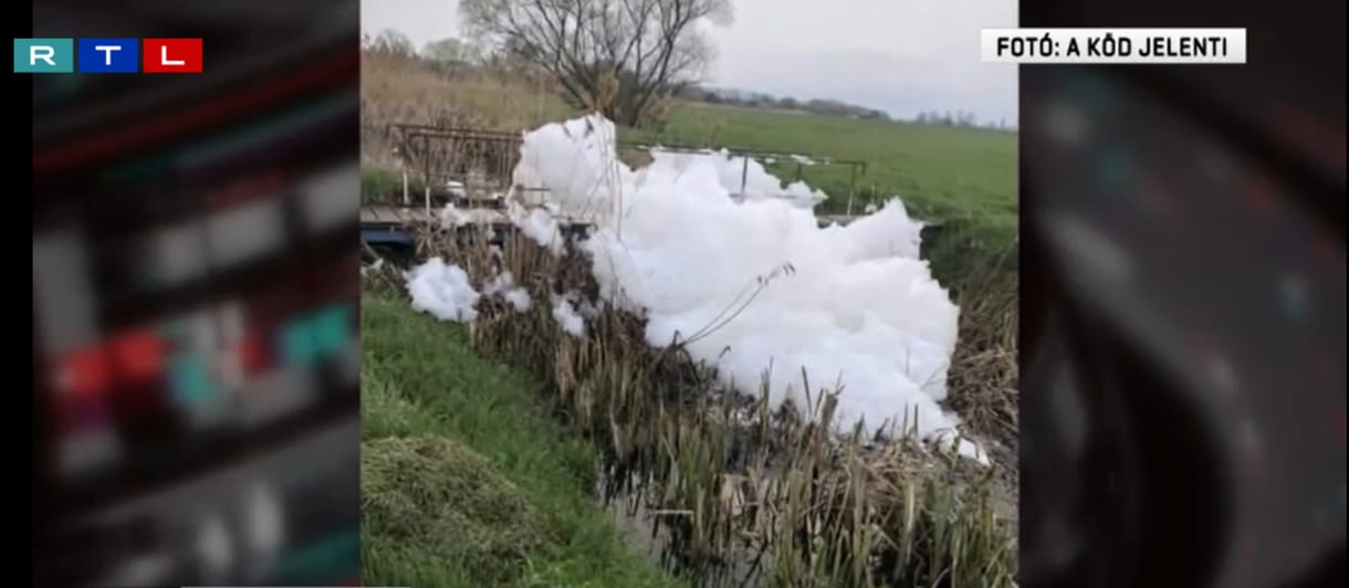 Akkora hab van egy patakban, hogy még a gyalogoshidat is belepte