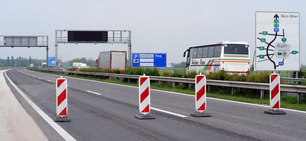 Halálos baleset történt Bábolnánál, teljes útzár volt az M1-esen