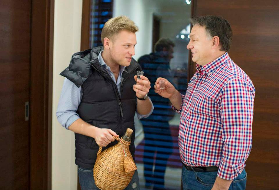 Koccint és sütit gyárt a neten cukiskodó Orbán