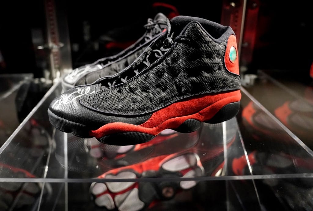 2,2 millió dollárért árverezték el Michael Jordan legendás cipőjét