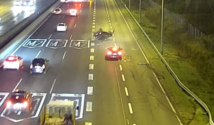 Hatalmas borulást vett fel egy forgalomfigyelő kamera az M1-M7 közös szakaszán