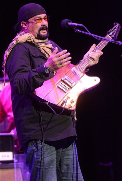 Andy Vajna is elaludt Steven Seagal középszerű buliján