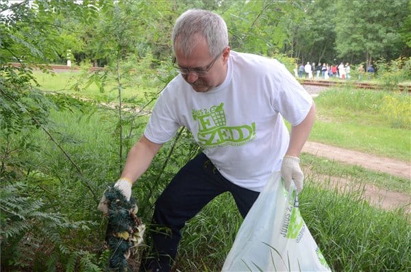 Szemetet szednek a fideszes államtitkárok