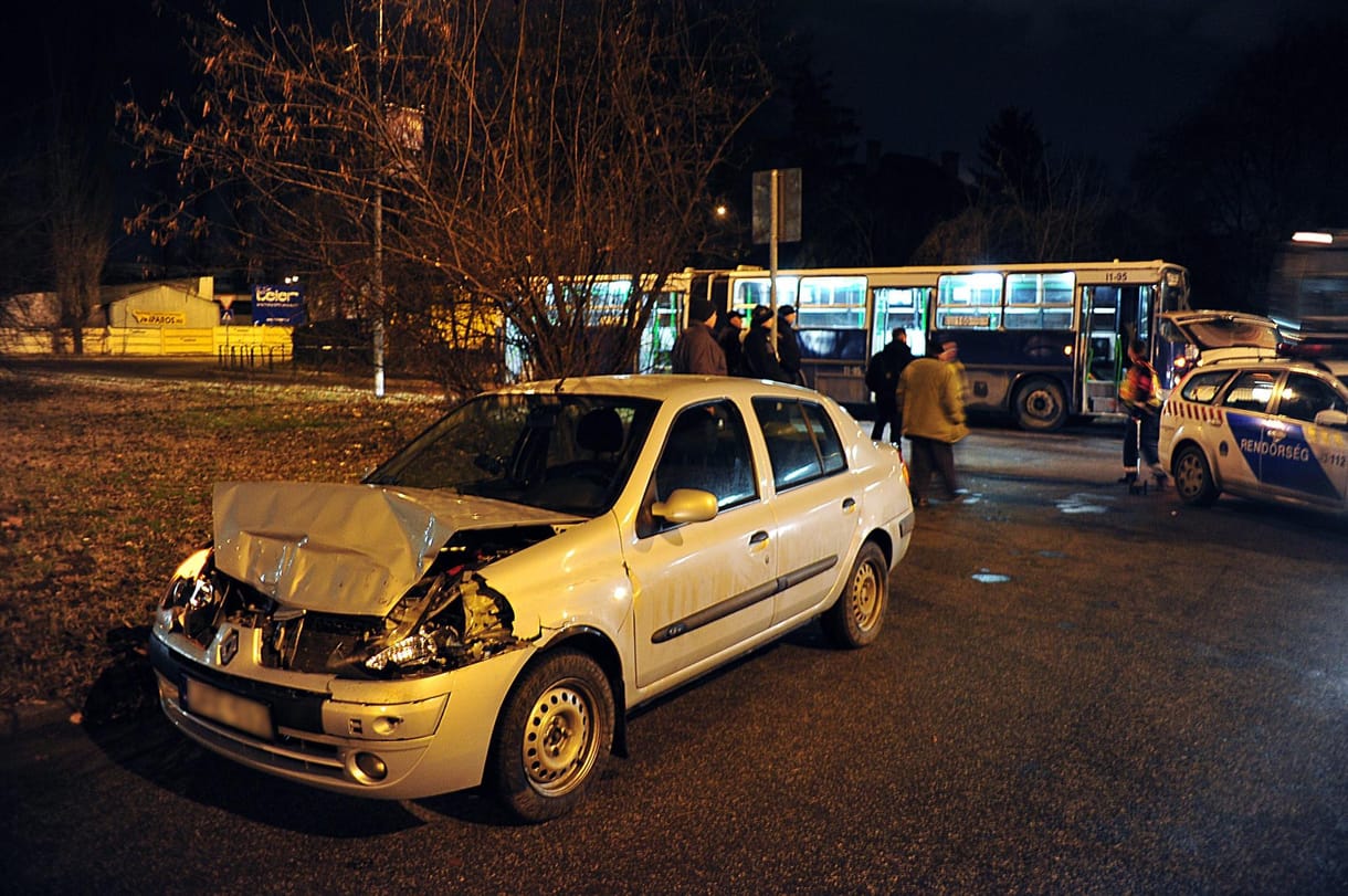 Fotó: autóknak hajtott egy BKV buszvezető