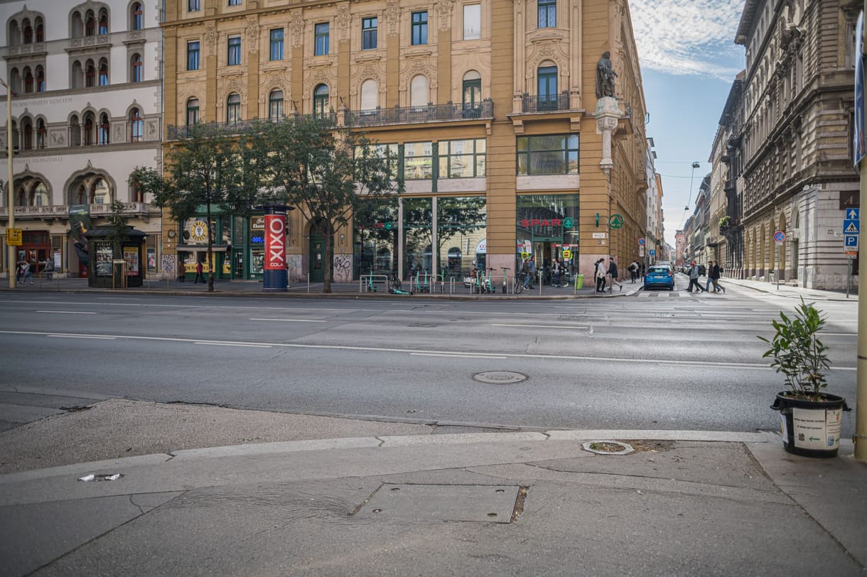 Új zebra épül a Rákóczi úton, részben a turisták miatt