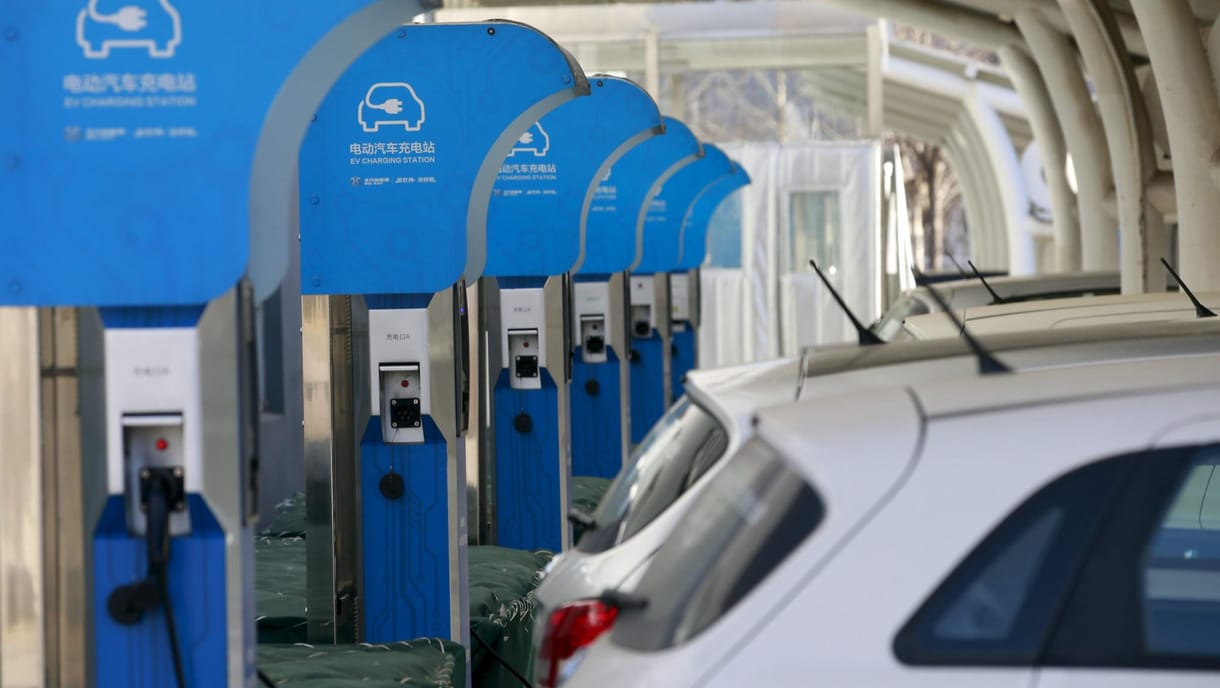 Elképesztő számokat produkál megint Kína: 700 ezer elektromos autóval bővülnek idén