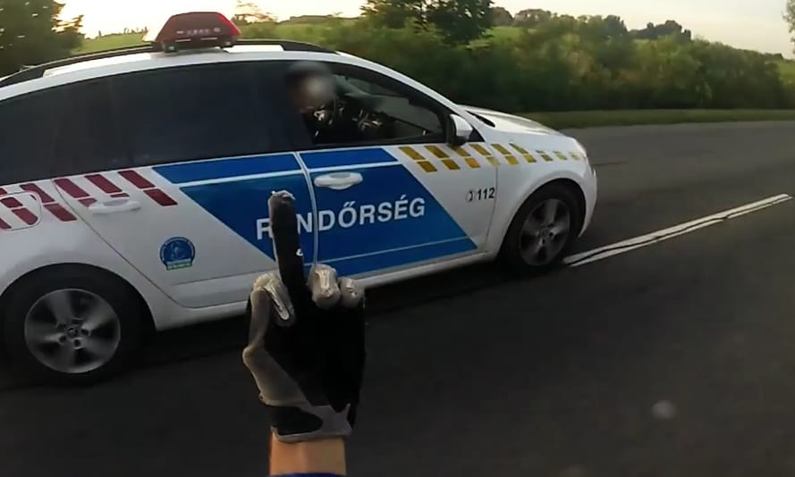 Egykerekező motoros intett be a szirénázó magyar rendőrautónak – videó