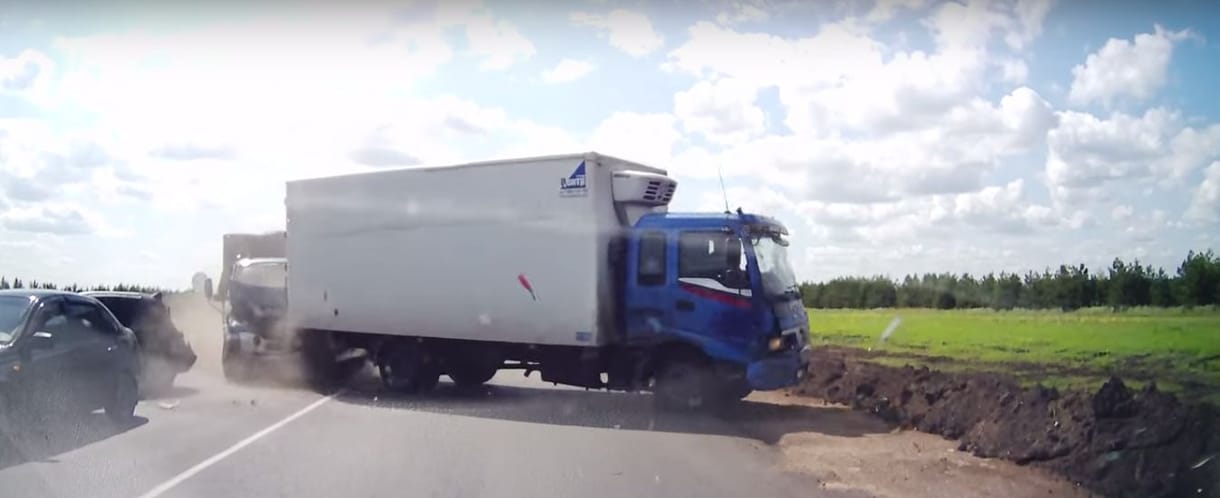 Videó: Nem bírnak magukkal az orosz kamionosok