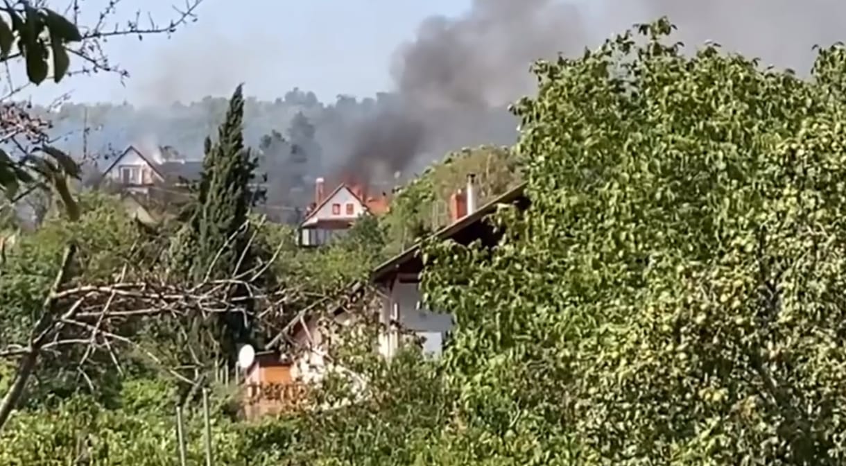 Ég az erdő és a bozótos Pécsen, már épületekbe is belekapott a tűz