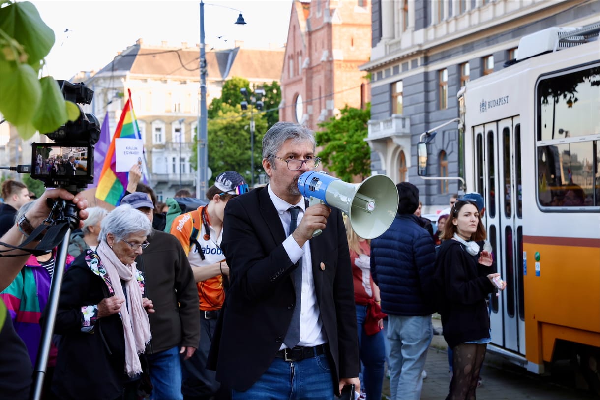 Ismét tüntetett a Ferenciek terén Hadházy Ákos, majd a tömeggel a Külügyminisztériumhoz vonult, és volt, akivel még a Honvédelmi Minisztériumhoz is átgyalogolt