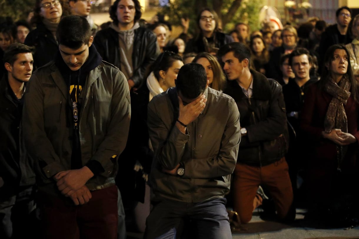 Videó: Ezrek énekeltek és imádkoztak a Notre-Dame előtt