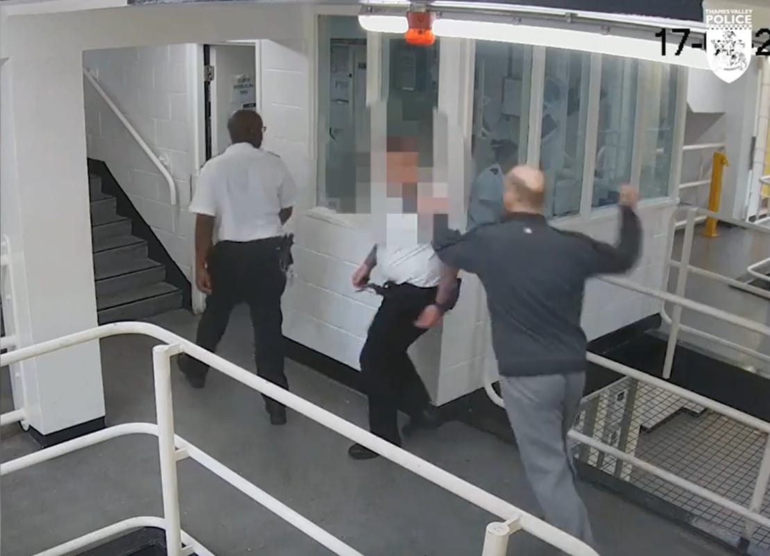 Videón a börtönben készített késsel őrre támadó rab