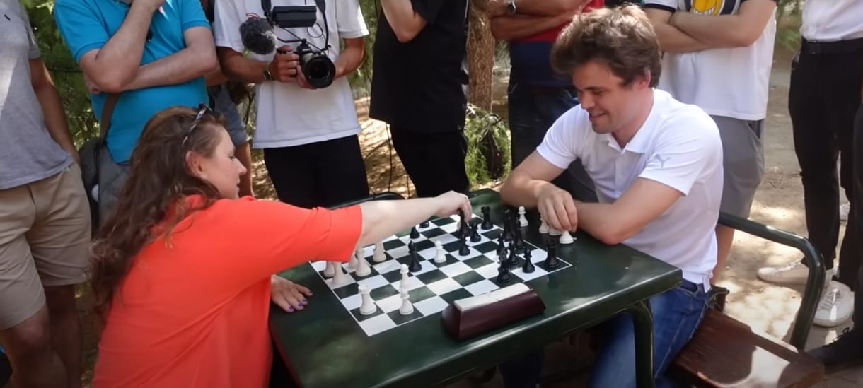 Egy madridi parkban sakkozott a világbajnok, amikor megjelent Polgár Judit, és megverte