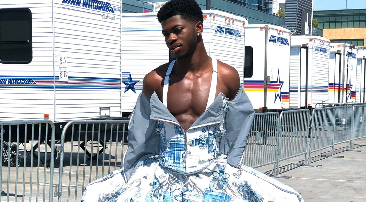 Vajon hová sorolná a homofóbtörvény Lil Nas X outfitjét?