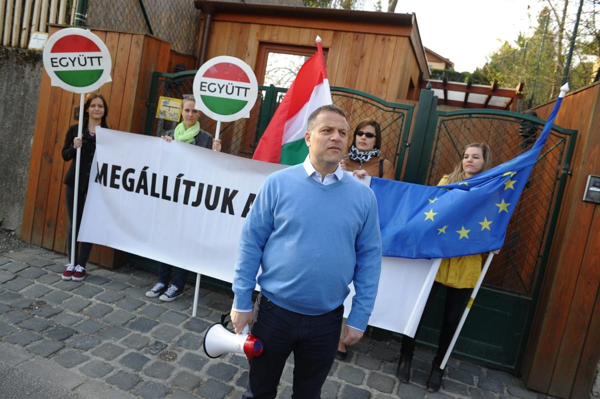 A rendőrség fizet Juhásznak, amiért eltiltotta Orbán házától