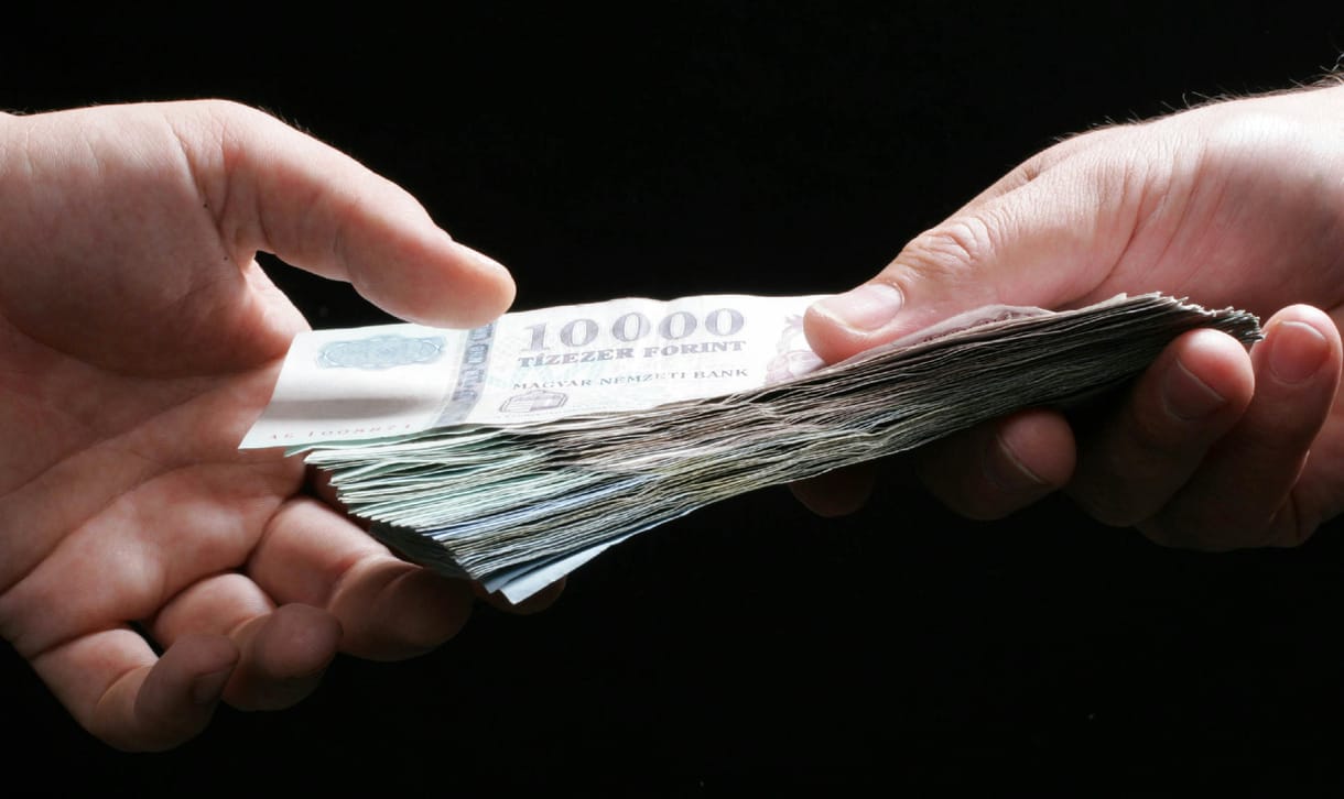 Újabb sarcot varr a multik és a bankok nyakába a kormány
