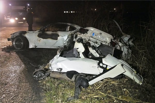 Kigyulladt autó: Meghalt a 19 éves sofőr 18 éves utasa - fotók