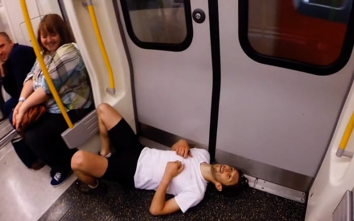 Versenyt futott a metróval egy férfi – videó
