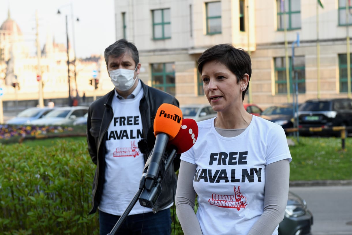 Kihallgatják Szél Bernadettet a Free Navalny felirat miatt