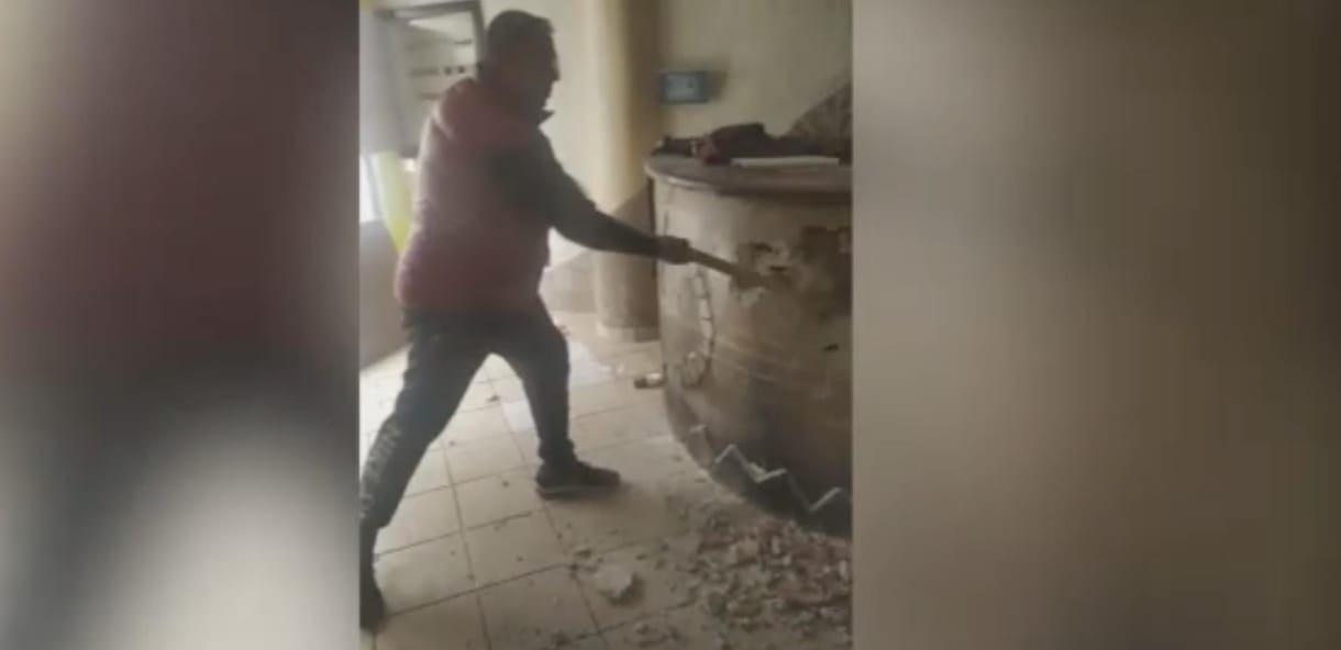 Videó: Elege lett, csákánnyal verte szét saját pizzázóját egy olasz vendéglős