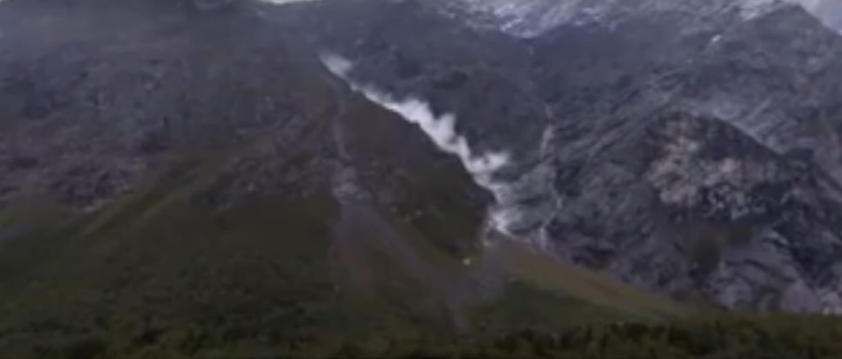 Az evakuált norvégok a tévén nézték, ahogy megindul egy hegy az otthonuk felé