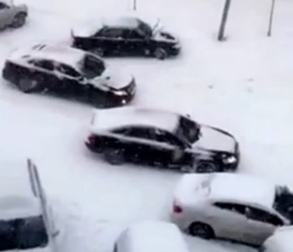 Közlekedési káosz az orosz havazásban - videó