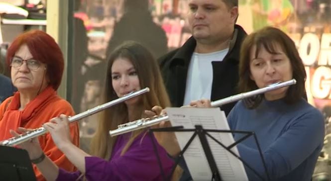 Menő iskolaszülinap: a Trónok Harca zenéje zengett a kecskeméti plázában (videó)