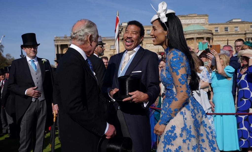Lionel Richie úgy készül a koronázásra, mintha karácsony lenne