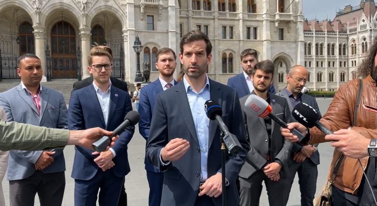 Kivonult a parlamentből a Momentum, Fekete-Győr elmondta az indoklását