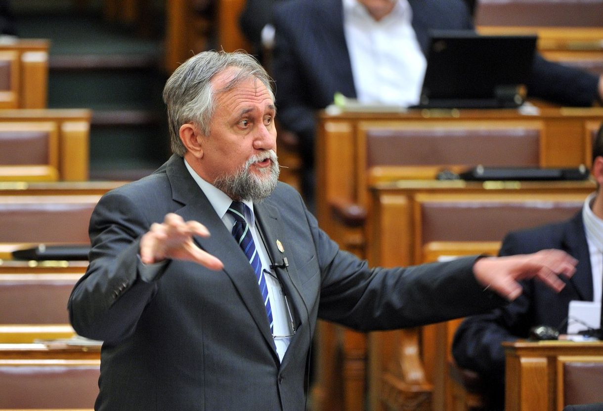 Ángyán megtartására kérik Orbán Viktort
