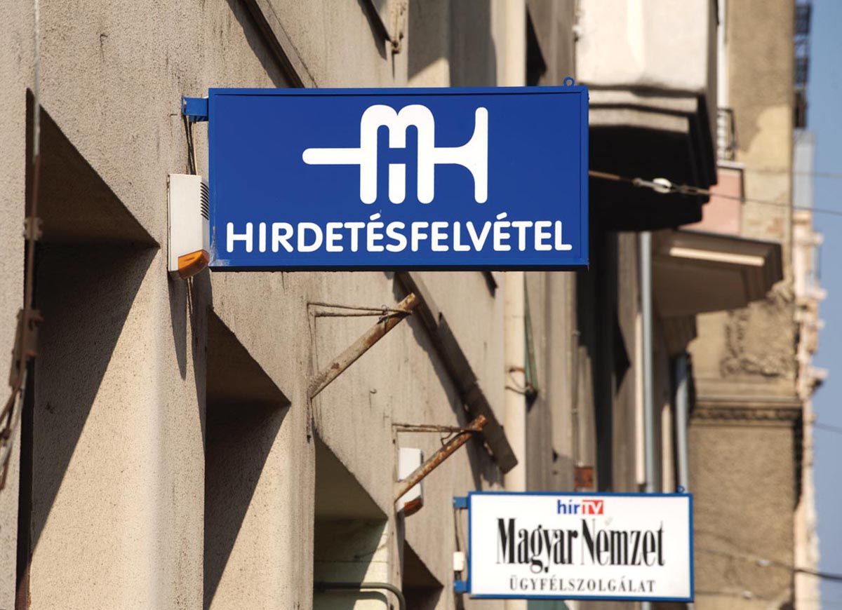 Tarlósék el akarják tüntetni Simicskáék hirdetőoszlopait