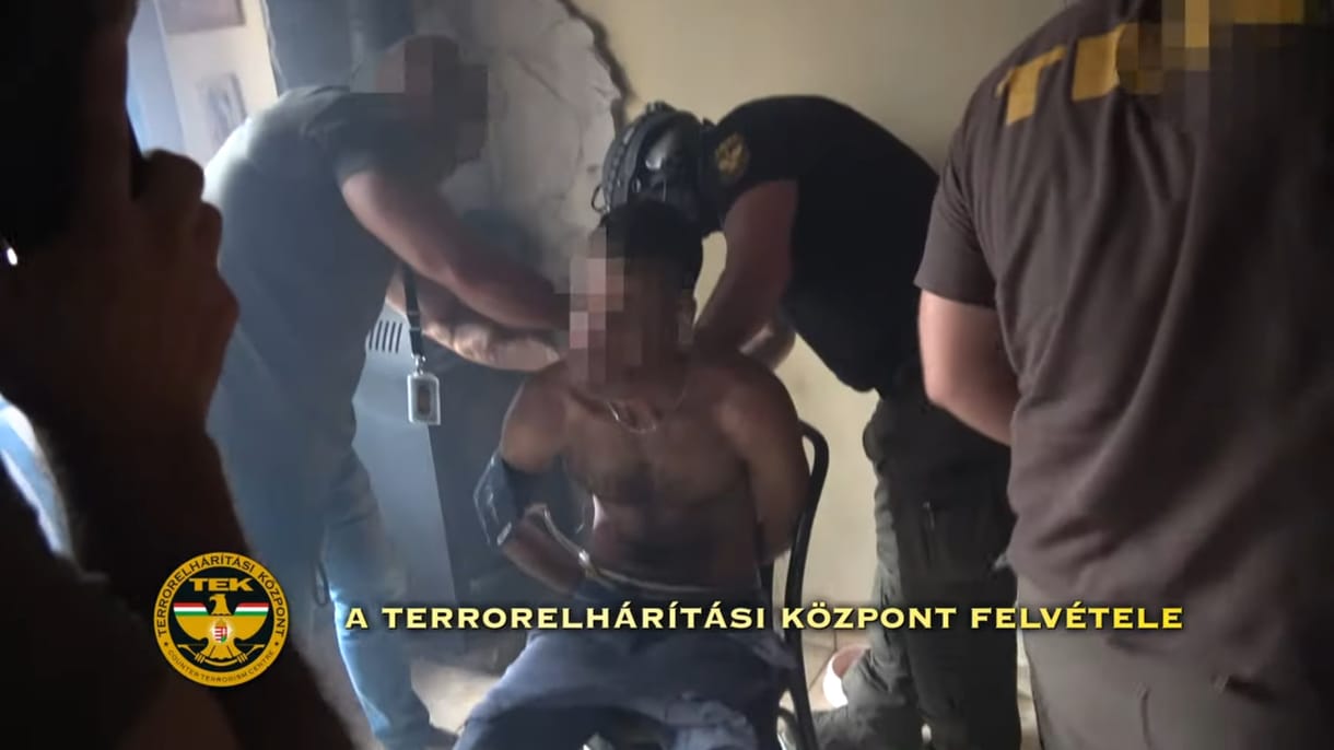Egy machetével és kislányával zárkózott be egy férfi, a TEK hozta ki