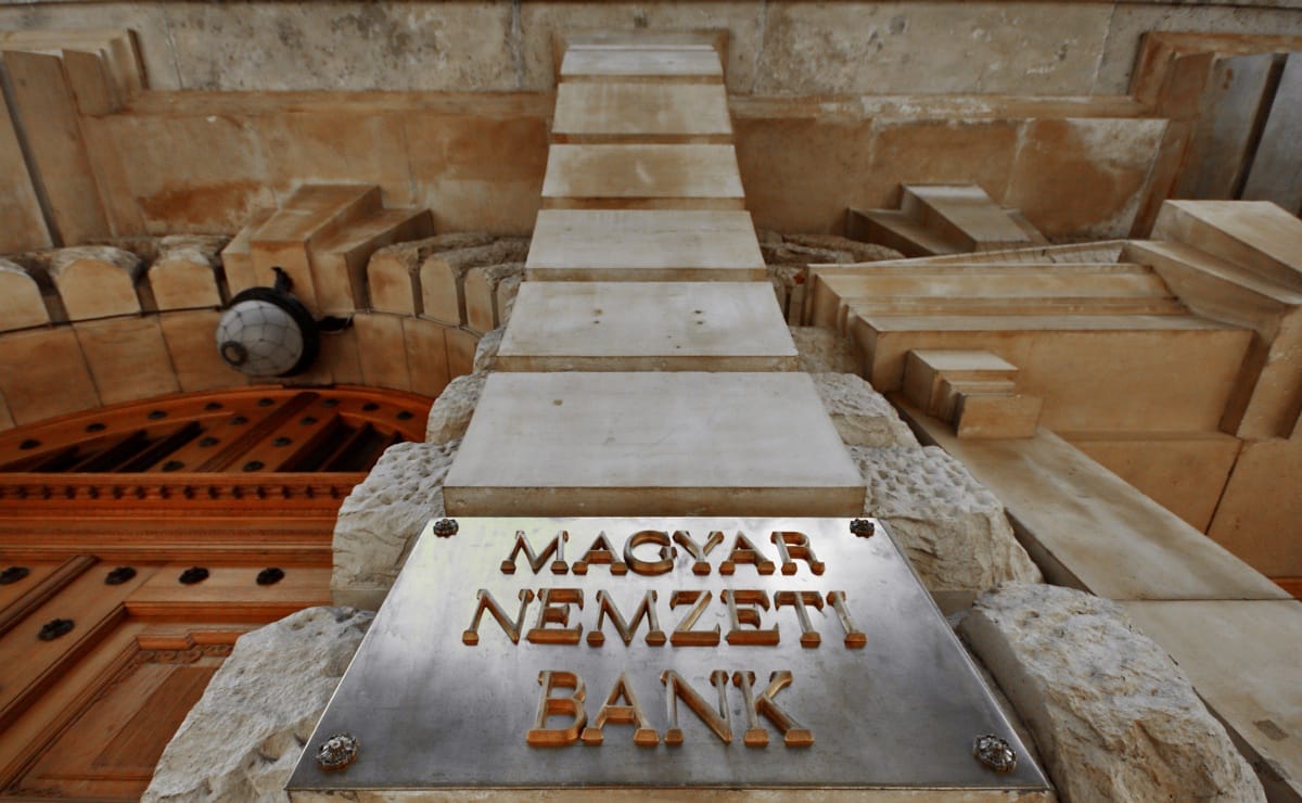 FT: a tűzzel játszik a magyar jegybank