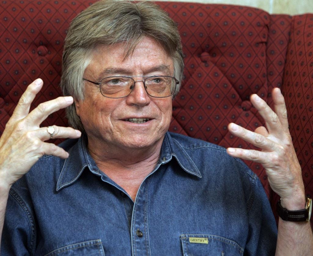 Szörényi: lehülyézik a vén szerzőket