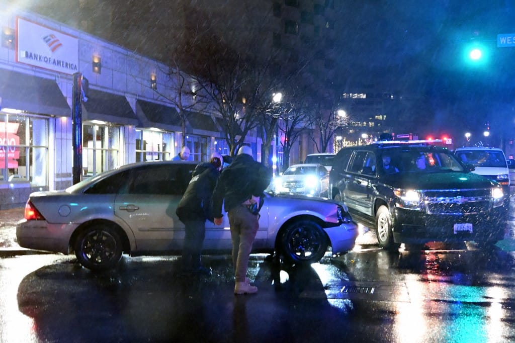Belerohant egy kocsi Biden konvojába – fotó