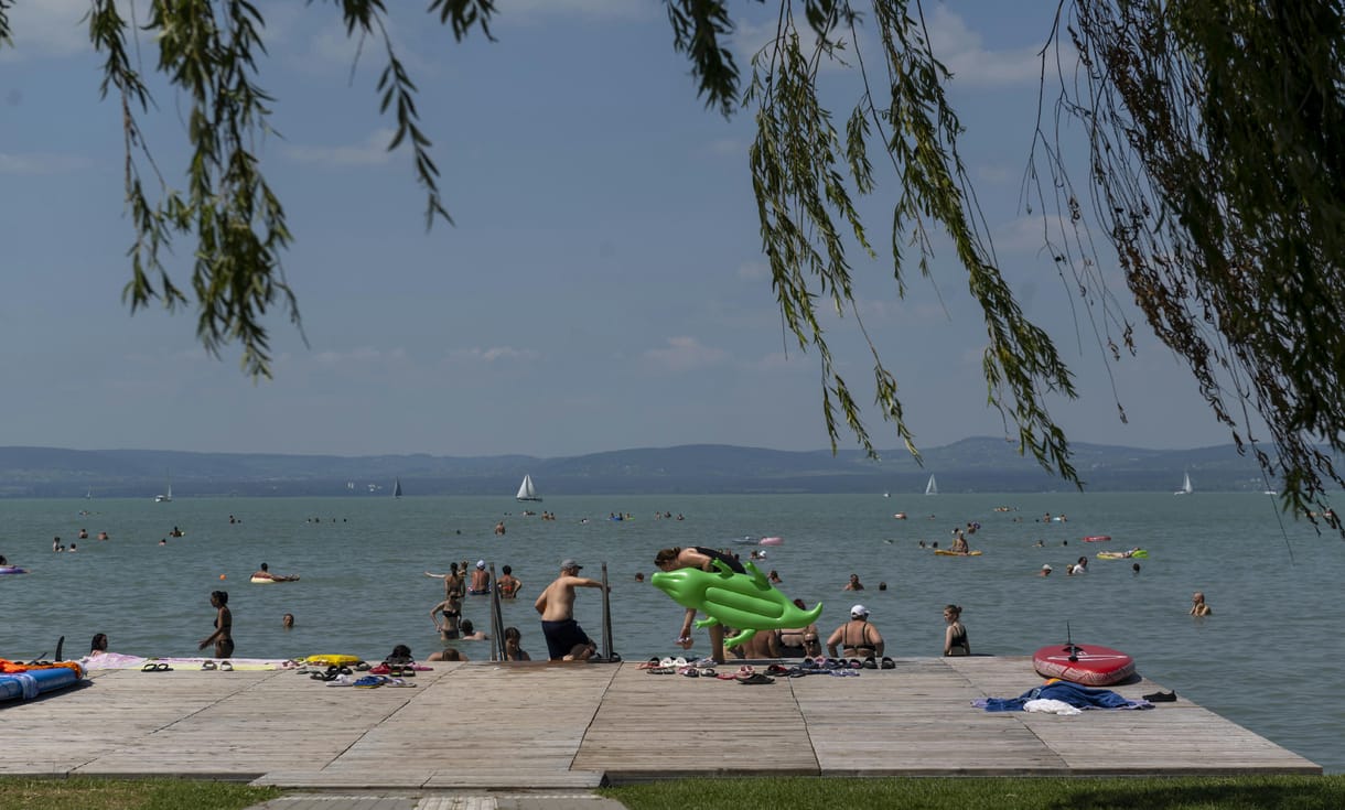 Lebeszéltek a családi belépőről egy szivárványcsaládot egy balatoni strandon, a polgármester szerint nem történt diszkrimináció