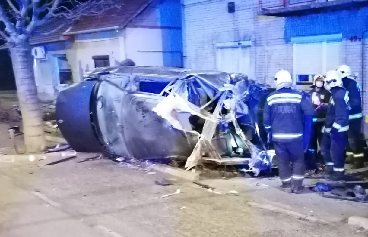 Meghalt hét menekült Mórahalmon, miután egy embercsempész egy háznak csapódott az autójával