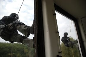 Kötélen ereszkedtek le a kommandósok a felső szomszédtól
