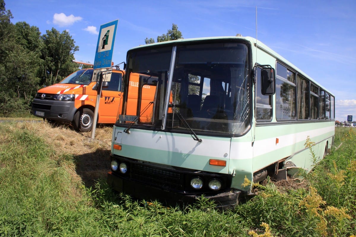 Súlyos sérültek egy devecseri buszbalesetben