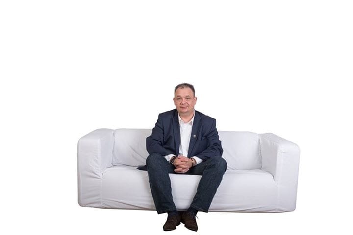 Fotók: Lelkesen koppintják Orbán kanapés trükkjét